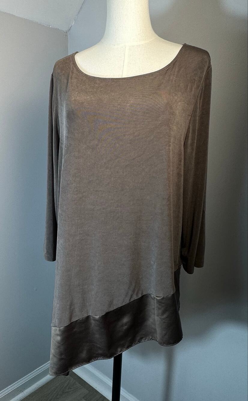 Travelers Chico’s Tunic Top 3 Brown Quiet Luxury Minimalist Lagenlook Satin Hem